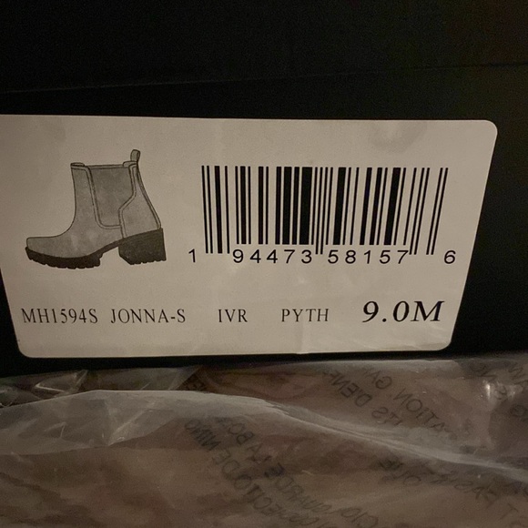 MIA Women’s off White boots - Picture 2 of 5